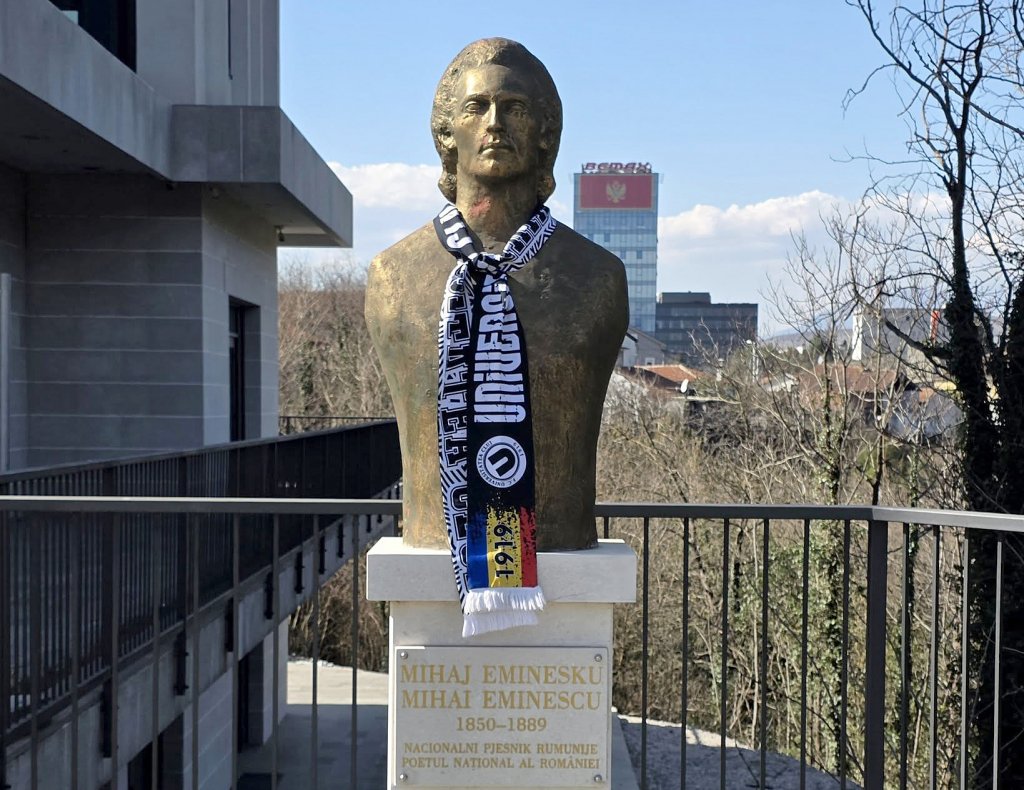 Și Eminescu ține cu ”U” Cluj. Cel mai nou fan al baschetbaliștilor clujeni