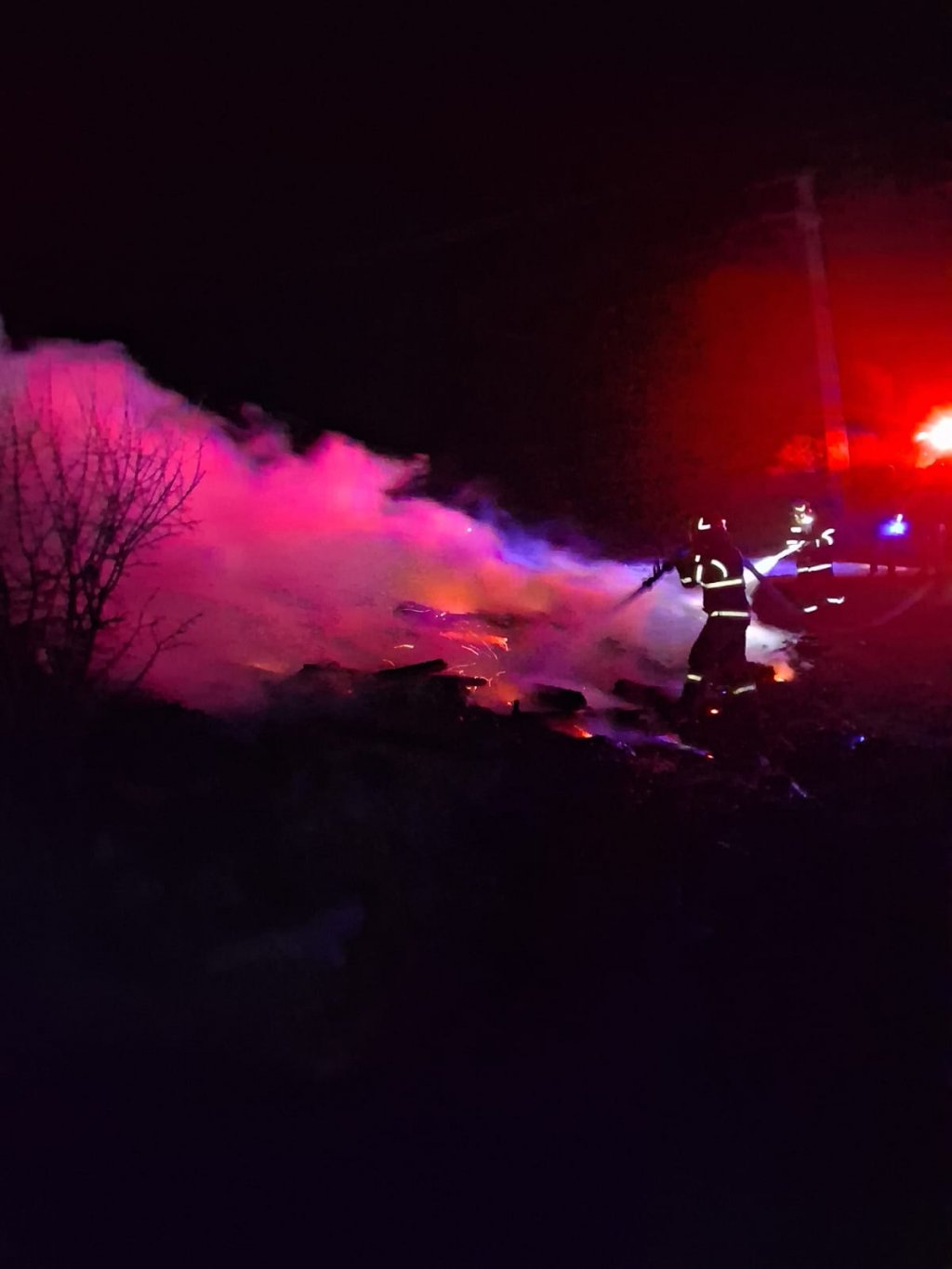 Victimă cu arsuri preluată de SMURD / Și-a dat foc la rulotă din cauza unei neglijențe privind fumatul