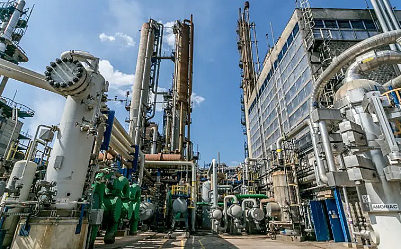 Azomureș a demarat procedurile pentru concedierea colectivă a 2500 de angajați