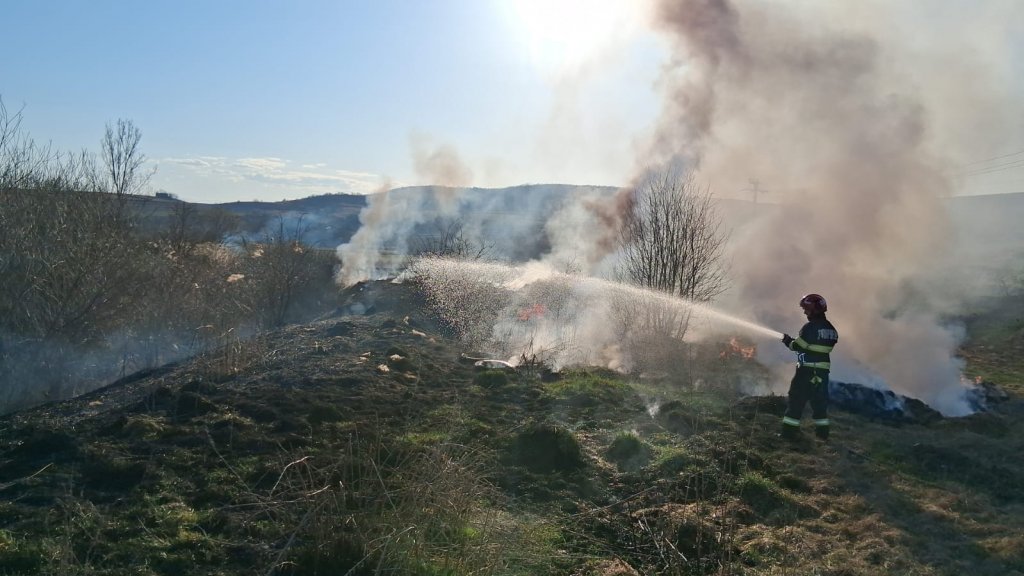 Val de incendii de vegetație în Cluj. Pompierii avertizează: Arderea este INTERZISĂ