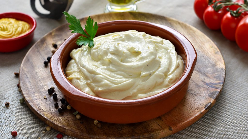Maioneză de post. Rețetă simplă, numai bună de adăugat în salate