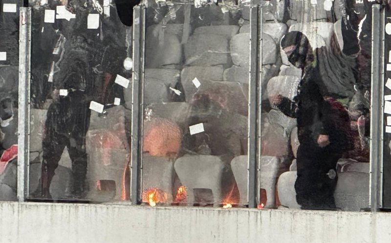 VANDALISM pe Cluj Arena: Suporterii CFR-iști au distrus tot ce le-a căzut în mână pe stadionul Universității: ”Poftim civilizație!”