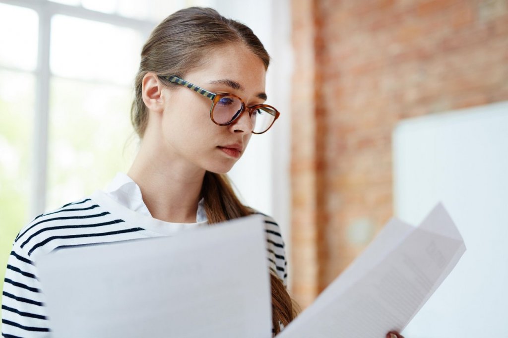 Se schimbă regulile pentru profesori. Din toamnă vor avea nevoie de portofoliu profesional