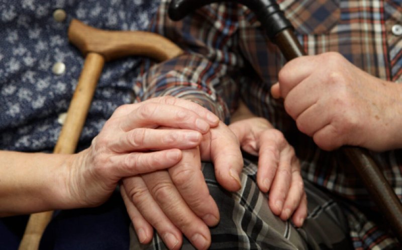 Raport OCDE alarmant: românii se îmbolnăvesc sau mor prea repede după pensionare. Soluția propusă pare surprinzătoare