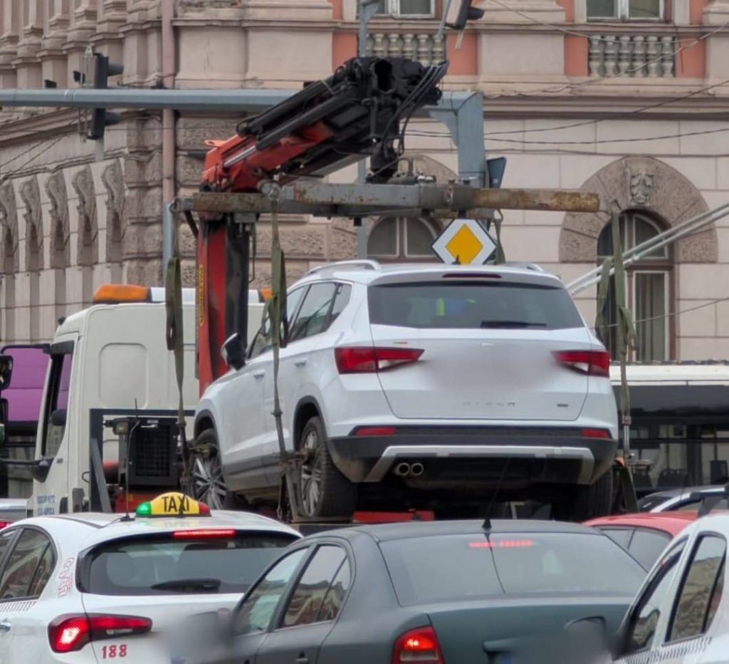 Cluj-Napoca crește costurile pentru cei care parchează neregulamentar – mașini și trotinete. Iată noile tarife