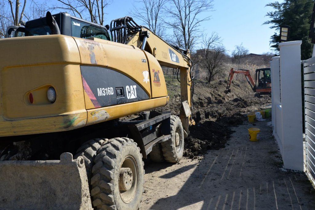 Stație de pompare a apei și rețea de canalizare extinsă pe o stradă din Cluj-Napoca