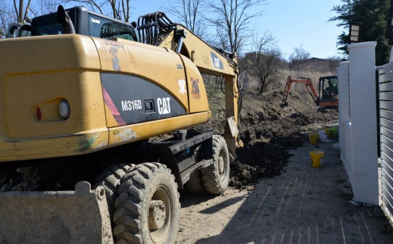 Stație de pompare a apei și rețea de canalizare extinsă pe o stradă din Cluj-Napoca