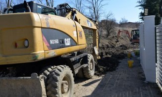 Stație de pompare a apei și rețea de canalizare extinsă pe o stradă din Cluj-Napoca