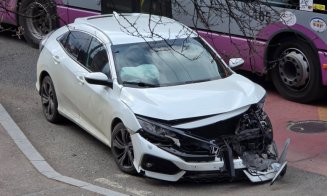 Două mașini făcute praf într-o intersecție din Mănăștur: "Iar? A mai fost unu' acum câteva zile"