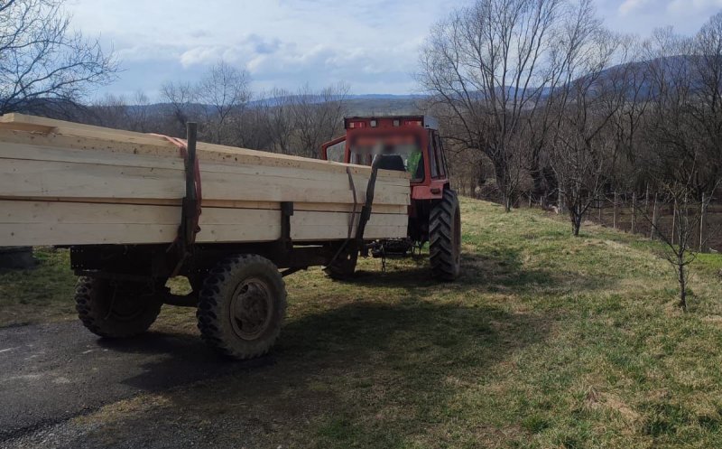 Clujean prins la furat de lemne. Nu avea acte nici pe tractor, nici pe cherestea. Polițiștii i-au confiscat tot