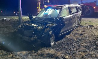 ACCIDENT violent la ieșirea din Huedin spre Beliș. Una dintre mașini, aruncată de pe șosea/ Un tânăr de 18 ani, transportat la spital