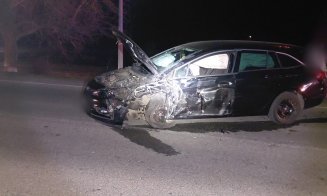 ACCIDENT violent la ieșirea din Huedin spre Beliș. Una dintre mașini, aruncată de pe șosea/ Un tânăr de 18 ani, transportat la spital