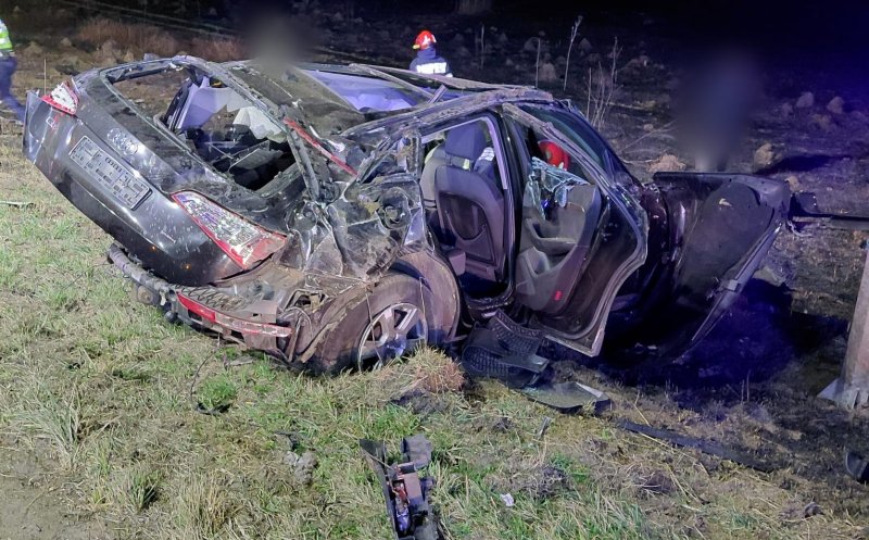 ACCIDENT violent la ieșirea din Huedin spre Beliș. Una dintre mașini, aruncată de pe șosea/ Un tânăr de 18 ani, transportat la spital