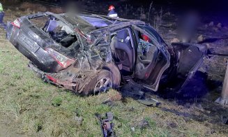 ACCIDENT violent la ieșirea din Huedin spre Beliș. Una dintre mașini, aruncată de pe șosea/ Un tânăr de 18 ani, transportat la spital
