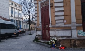 O săptămână de la ACCIDENTUL mortal din fața Primăriei Cluj. Flori, candele și plușuri în memoria Alettei și a copilașului ei nenăscut