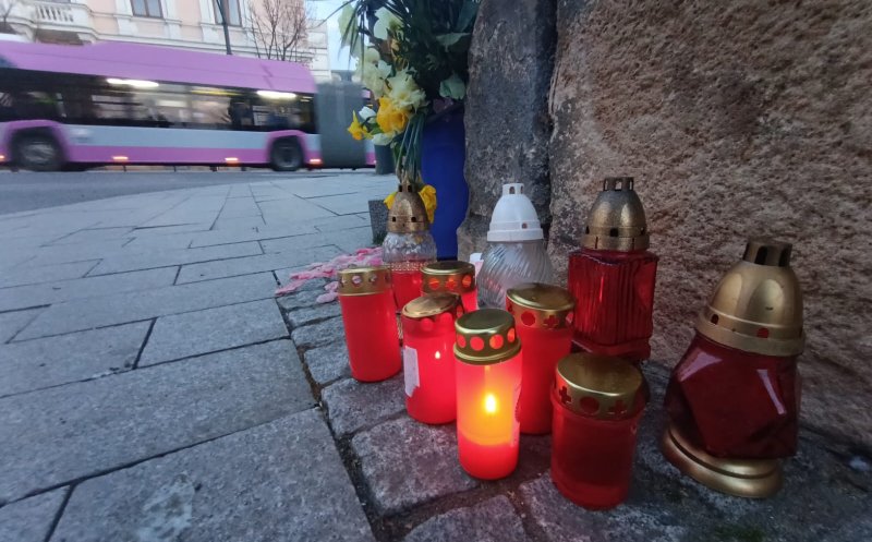 O săptămână de la accidentul MORTAL din fața Primăriei Cluj. Flori, candele și plușuri în memoria Alettei și a copilașului ei / Pe când radarele fixe?