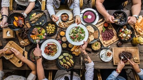 Nu toate proteinele sunt la fel. Ceea ce mănânci azi îți poate accelera sau încetini îmbătrânirea