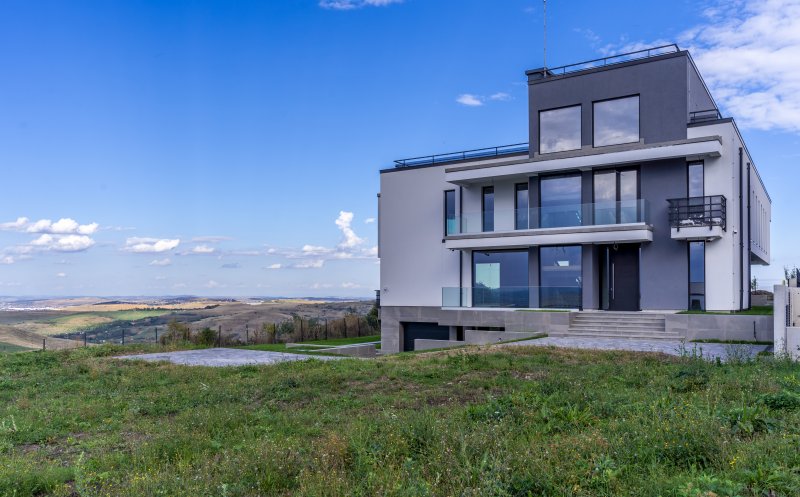 O vilă din Cluj îmbină arhitectura cu infrastructura tehnică avansată și potențialul de dezvoltare al terenului
