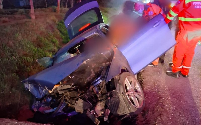 ACCIDENT pe un drum din Cluj. Victimă extrasă cu descarcerarea din mașina făcută praf