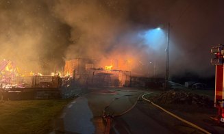 Intervenție de 6 ore a pompierilor la un INCENDIU care a distrus complet o casă dintr-o localitate clujeană / Au ars și utilaje folosite pentru preluc