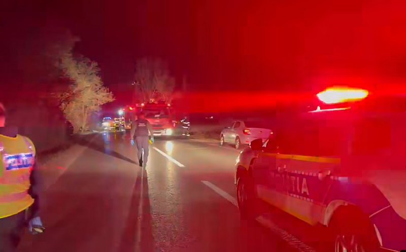 CARNAGIU pe șosea cu 7 victime: 4 MORȚI și 3 RĂNIȚI după o depășire în curbă