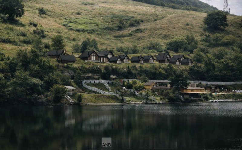 Ce se mai construiește prin județul Cluj: case de vacanță, cu vedere spre lac, într-o oază de relaxare