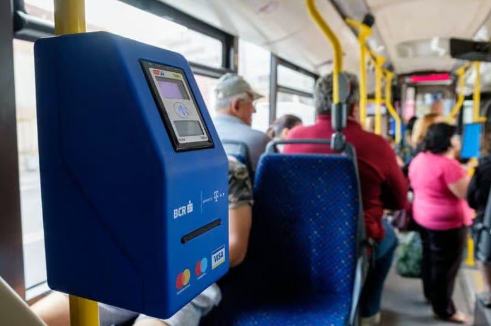 Revoltă într-un autobuz CTP: controlorii acuzați că au lăsat un grup de tineri gălăgioși și fără bilet să plece fără nicio sancțiune. „Dacă eram eu, luam amendă”