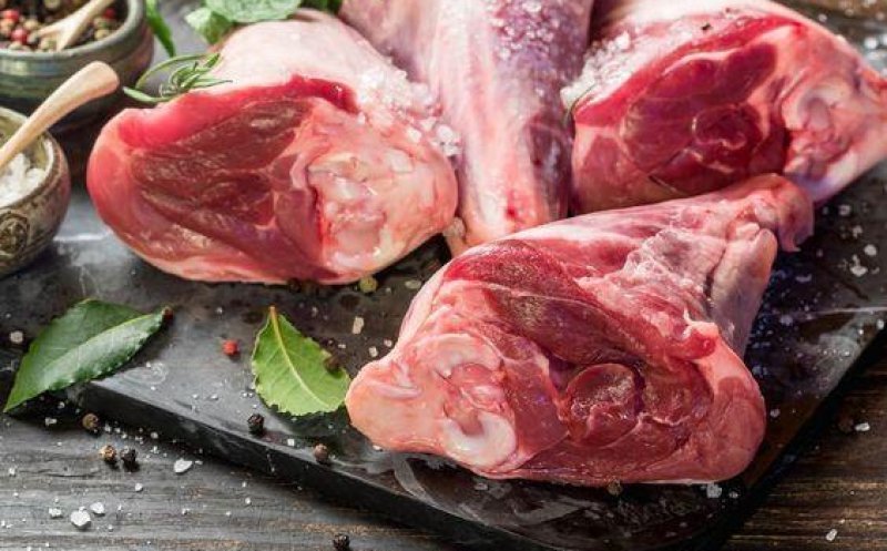 Masa de Paște în 2026: Câți bani scoți din buzunar - mielul trece de 60 lei/kg, cozonacul și pasca devin delicatese de lux