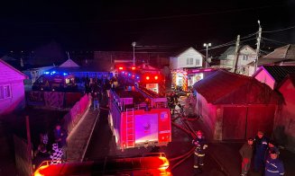 Incendiu de amploare la Turda: 20 de barăci în flăcări, 6 persoane consultate medical