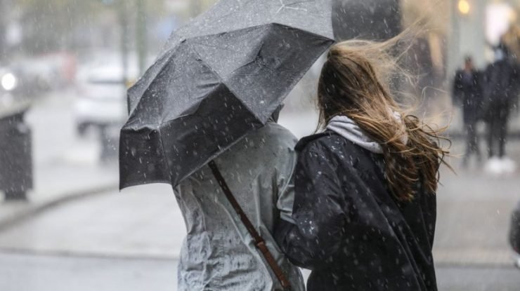A fost emisă o nouă atenționare de vreme rea! Meteorologii anunță vânt, ploi și ninsori la munte
