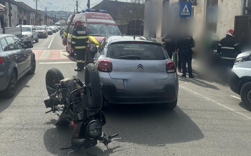 Cluj: motociclist implicat într-un accident rutier, transportat de urgență la spital