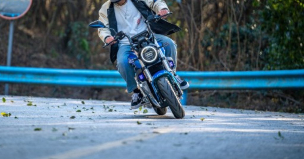 La un pas de tragedie în Cluj: copil de 14 ani prins de polițiști în timp ce conducea ilegal o motocicletă neînmatriculată