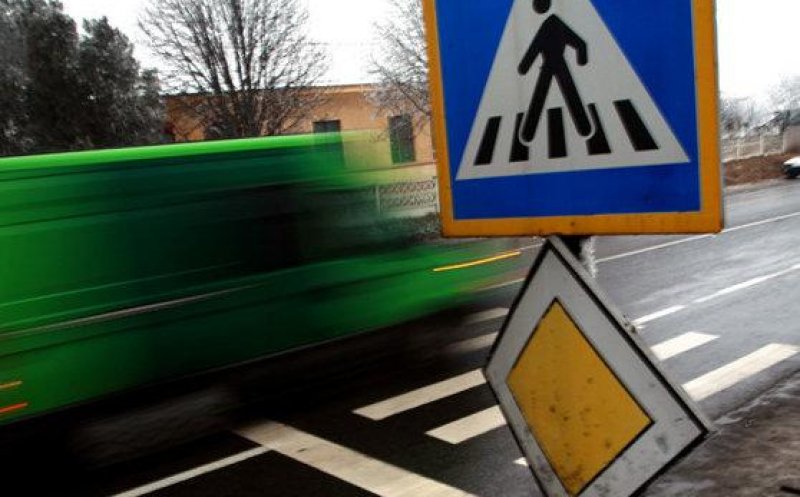 Accident grav în Cluj-Napoca: Două persoane au fost lovite pe trecerea de pietoni de o autoutilitară