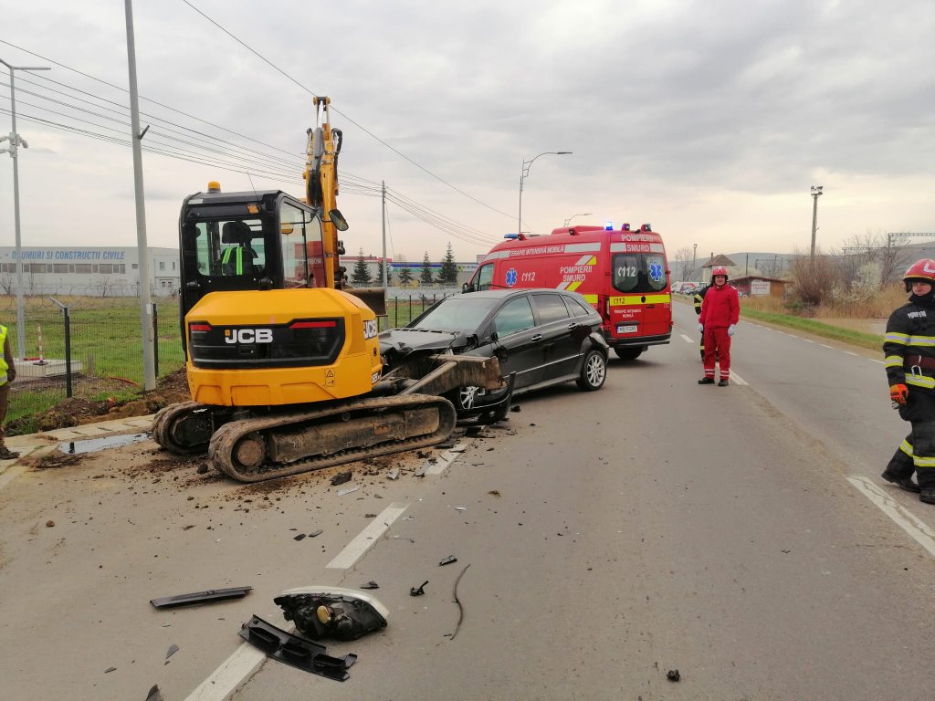 ACCIDENT în Apahida. Autoturism vs. buldoexcavator / Descarcerarea a extras o victimă