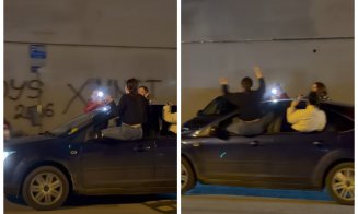 Scene incredibile la Cluj: patru fete, inclusiv șoferița, surprinse ieșite pe geamurile unei mașini în mers. Tinerele dansează și se filmează