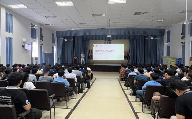 UTCN, dialog cu studenții din Cambodgia: peste 100 de viitori ingineri se inspiră din experiența specialiștilor clujeni