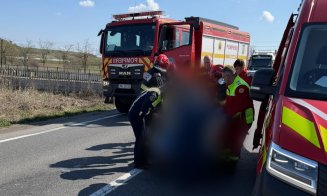 Accident între o mașină și o motocicletă pe E60. Au intervenit echipajele SMURD