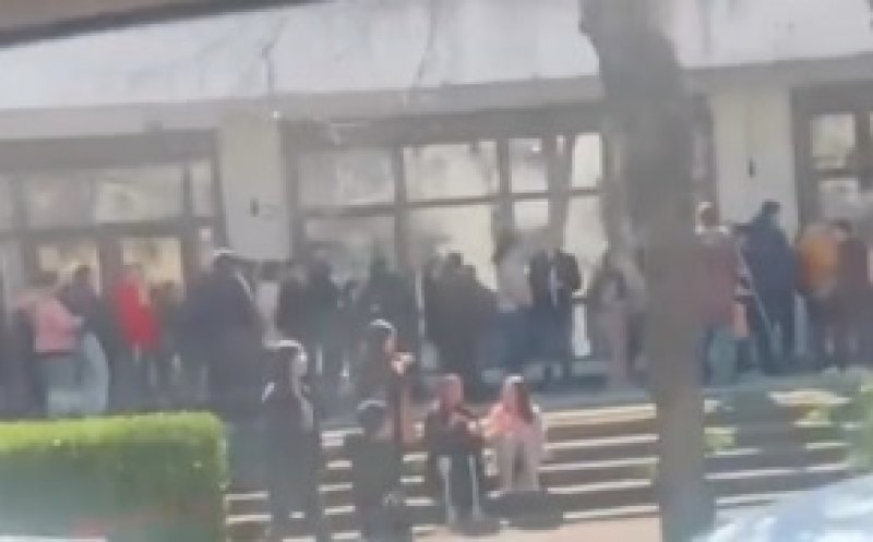 Clujenii, îndrăgostiți de fructe tropicale. Sute de oameni au stat la coadă la deschiderea unui magazin