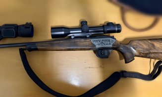 Situație neașteptată în Cluj: polițiștii au descoperit în mașina unui bărbat o pușcă cu lunetă. Ce au stabilit oamenii legii