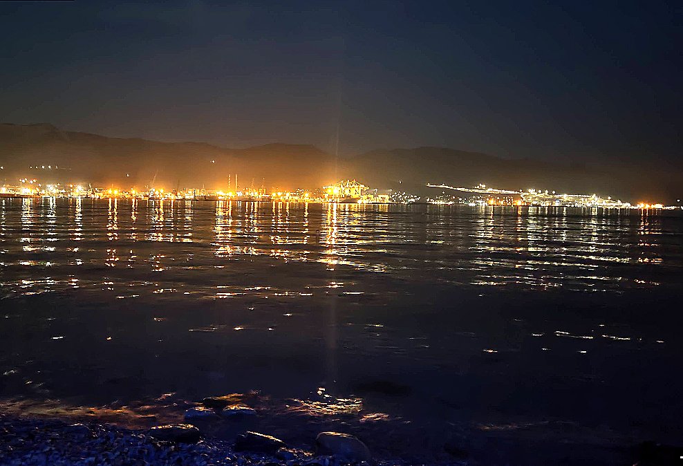 Cel mai recent atac asupra porturilor de la Marea Neagră / O platformă de foraj și o navă de război, bombardate