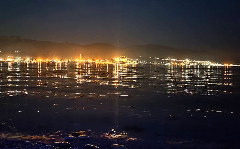 Cel mai recent atac asupra porturilor de la Marea Neagră / O platformă de foraj și o navă de război, bombardate