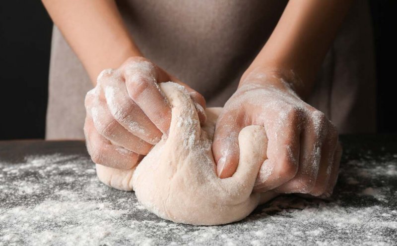 Tradiții în Miercurea Mare. Ziua în care se face prescura pentru a fi sfințită în Joia Mare/ Ce NU e bine să facă femeia în Săptămâna Mare