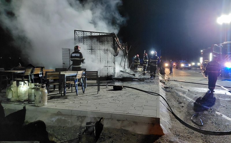 Cluj: INCENDIU izbucnit la un fast-food. Ce s-a întâmplat/ Pompierii au scos din restaurant patru butelii