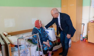 "Nu lăsăm pe nimeni singur". Emil Boc i-a vizitat în Vinerea Mare pe vârstnicii de la Centrul de îngrijire și asistență din Cluj