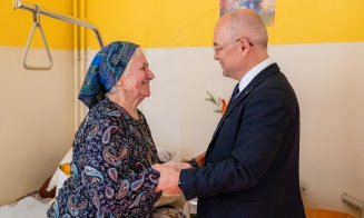 "Nu lăsăm pe nimeni singur". Emil Boc i-a vizitat în Vinerea Mare pe vârstnicii de la Centrul de îngrijire și asistență din Cluj