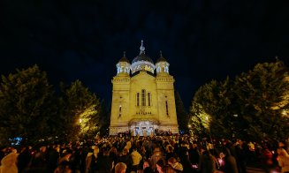„Veniţi de luaţi Lumină!” / Mii de credincioși clujeni, au înconjurat Catedrala Mitropolitană din Cluj-Napoca, în sunete de clopote şi toacă