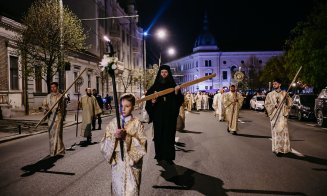„Veniţi de luaţi Lumină!” / Mii de credincioși clujeni, au înconjurat Catedrala Mitropolitană din Cluj-Napoca, în sunete de clopote şi toacă