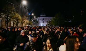 „Veniţi de luaţi Lumină!” / Mii de credincioși clujeni, au înconjurat Catedrala Mitropolitană din Cluj-Napoca, în sunete de clopote şi toacă
