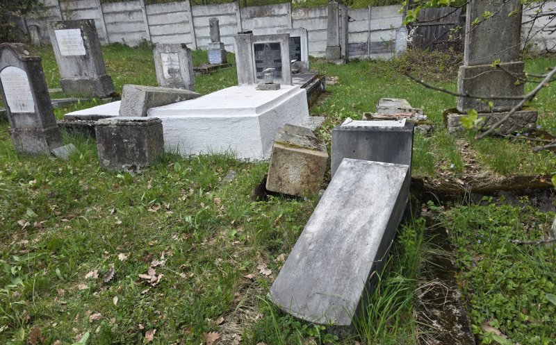 Profanare de morminte în noaptea de Înviere / 14 monumente funerare, vandalizate / Infracțiune încadrată la 'profanare de cadavre sau morminte'
