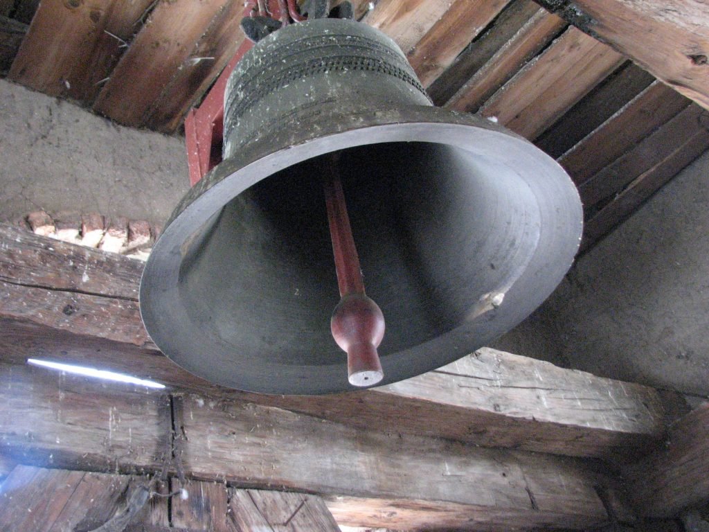 Bărbat în comă, după ce l-a lovit clopotul în cap la slujba de Înviere / DOSAR PENAL pentru vătămare corporală din culpă